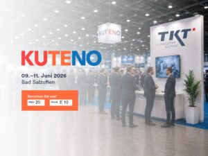 Messebesucher in formeller Kleidung am Stand von "TKT Kunststoff-Technik" auf der KUTENO 2026.